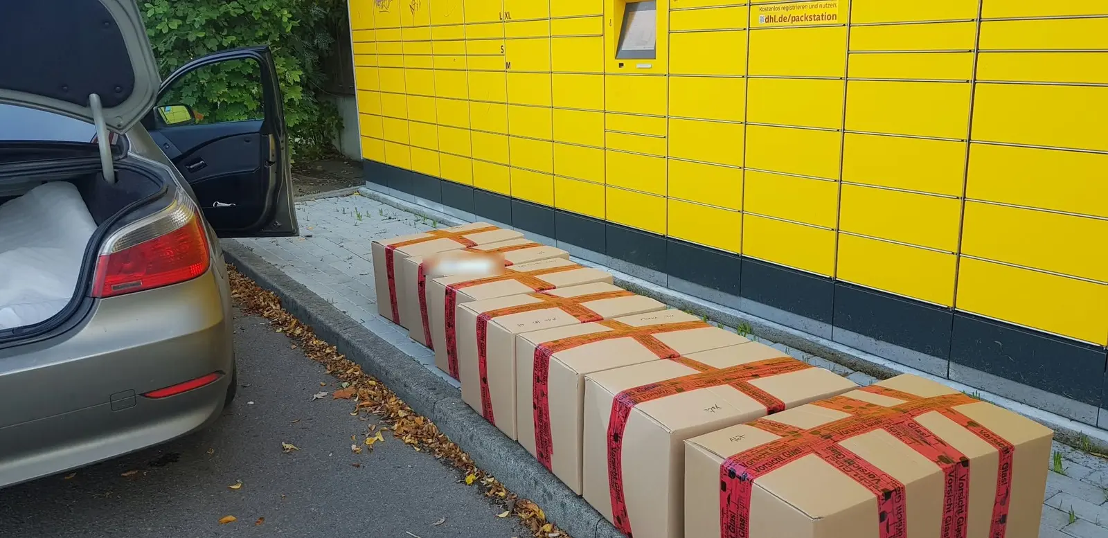 ILUMI parcels at a DHL Packstation